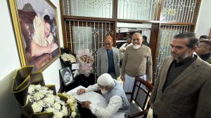 শোক বইয়ে আমীরে জামায়াতের স্বাক্ষর